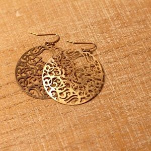 lightweight gold hoop earrings